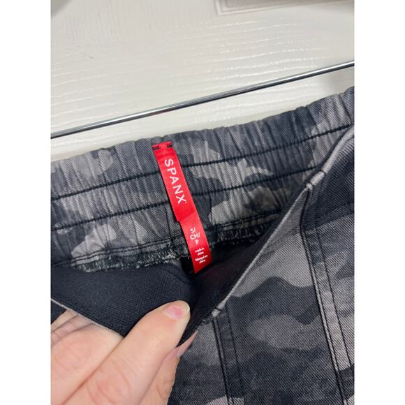 Spanx Blackwash Camouflage Stretch Twill Cargo Jogger Zipper Hem Detail Small - Picture 6 of 12